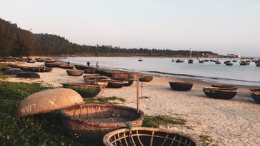 foto dos barcos na praia em chan may vietna proximo ao porto