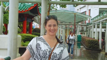 foto da autora explorando o centro de singapura