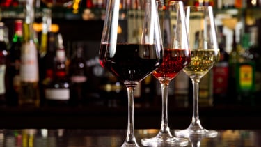 Diversos vinhos elegantes expostos no bar do navio