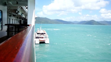 Navio guiado pelo piloto chegando às Whitsunday Islands Australia