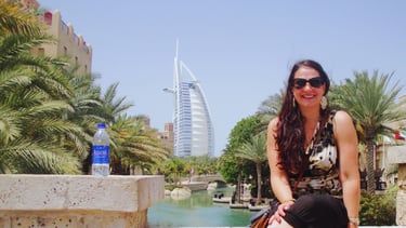 foto da autora na dubai marina com o burj al arab ao fundo