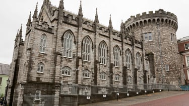 Vista do Castelo de Dublin, com sua arquitetura histórica e paisagem ao redor.