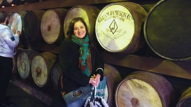 Foto da autora no museu do whiskey em Dublin.