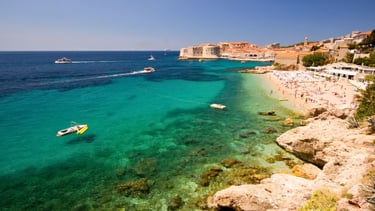 Vista da praia Banje em Dubrovnik.