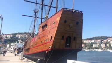 Barco de madeira histórico em Dubrovnik.