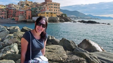 foto da autora em Boccadasse vista da praia