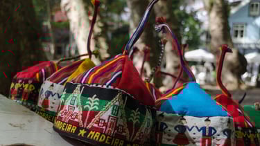 foto de souvenirs pendurados em loja em funchal madeira