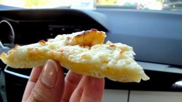 Foto da autora degustando pizza em Haifa.