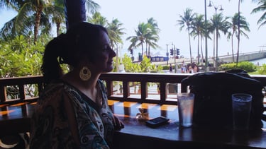 foto da autora no restaurante beira mar em waikiki beach no havai