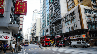 Rua movimentada no centro de Hong Kong durante o dia.