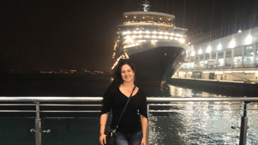 Autora retornando do passeio noturno ao navio no porto de Hong Kong, após explorar as ruas e a vida noturna da cidade
