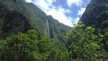 Vista de uma longa cachoeira na estrada a caminho de Salazie, Ilha Reunião.