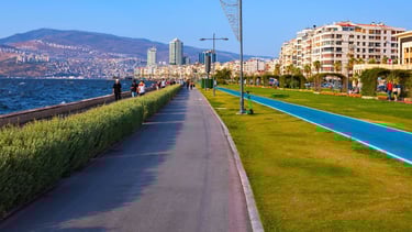 Kordon, o calçadão à beira-mar de Izmir, com pessoas caminhando e o Mar Egeu ao fundo.