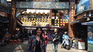 A autora visitando o Qingan Temple em Keelung, Taiwan, apreciando a arquitetura colorida e detalhes religiosos.