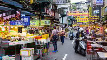 Barracas e movimento do Miaokou Night Market em Keelung, Taiwan.