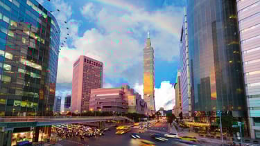 "Vista panorâmica de Taipei com destaque para arranha-céus ao fundo
