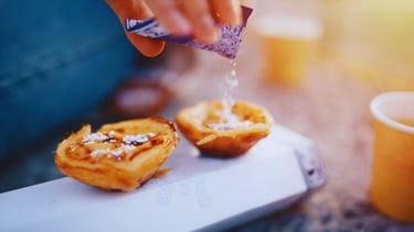 Foto do pastel de Belém com cafezinho na pausa do tour