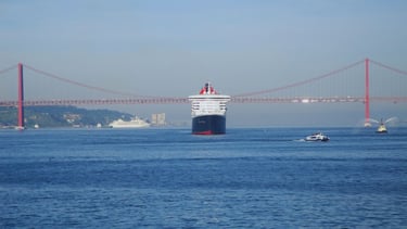 Foto do navio chegando a Lisboa passando pela Ponte 25 de Abril