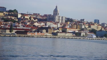 Vista do convés do navio para pontos turísticos em Lisboa