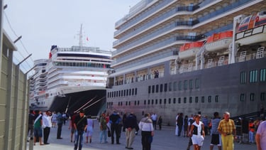 Dois navios ancorados lado a lado no porto de Lisboa