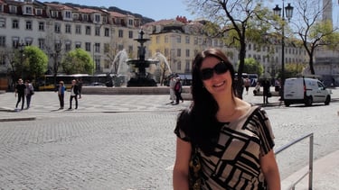 Foto da autora na Praça do Comércio em Lisboa