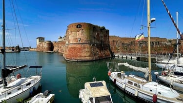 Fortezza no porto de Livorno com vista das muralhas e do mar.