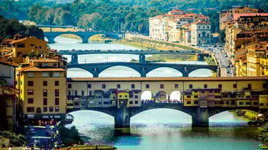 Florença, Pontes históricas sobre rio toscano em cenário urbano clássico.