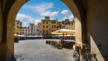 Praça acolhedora no centro histórico de Lucca, Toscana