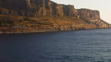 Vista de Monemvasia chegando de navio.