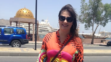 foto da autora no corniche em muscat oman