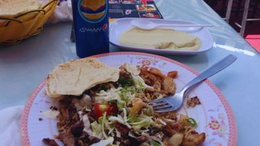 foto de um prato de comida local em muscat oman