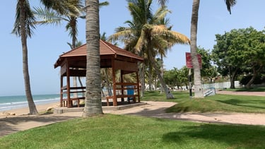 vista da praia de qurum muscat oman
