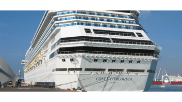 Vista do navio com o Costa Concordia ao fundo, Itália
