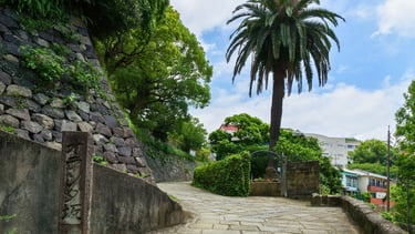 Rua de pedra na Dutch Slope, Nagasaki, cercada por antigas casas de mercadores estrangeiros.