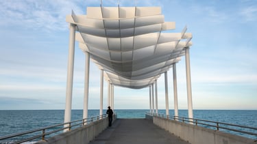 Passarela da Marine Parade em Napier com vista para o mar.