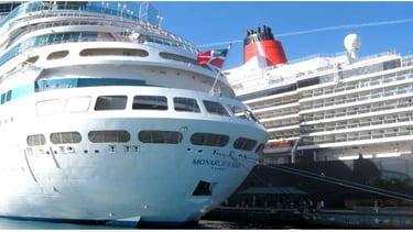 Dois navios ancorados lado a lado no porto de Nassau