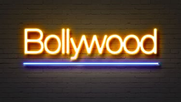 Letreiro de Bollywood em néon, símbolo da indústria cinematográfica indiana — o que fazer em Mumbai.