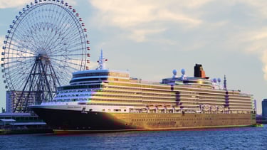 Cena do navio em Osaka próximo à roda-gigante, com a cidade ao redor