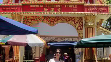 foto da autora visitando o templo burmese penang malaysia