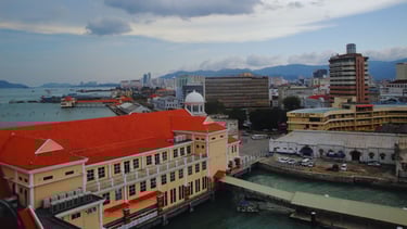 foto da chegada de navio no porto de penang