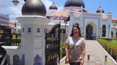 foto da autora em frente a mesquita em georgetown penang malaysia