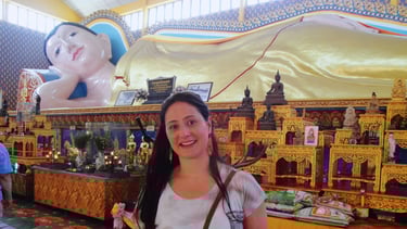 foto da autora em frente a estatua de buda no templo Wat Chayamangkalaram em penang