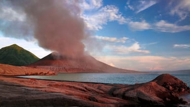 Vulcão ativo em Rabaul, Nova Guiné.