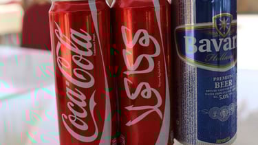 foto da coca cola e cerveja no bar em salalah