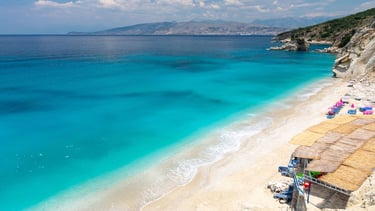 ista deslumbrante da Mirror Beach, uma das praias mais bonitas de Sarandë.