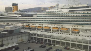 Costa Favolosa no porto de Savona, preparando-se para cruzeiro rumo ao Brasil.