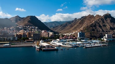 vista do porto chegando a tenerife de navio