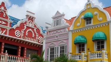 Arquitetura colorida no centro de Oranjestad, Aruba