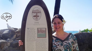foto da autora na placa de waikiki beach honolulu hawaii