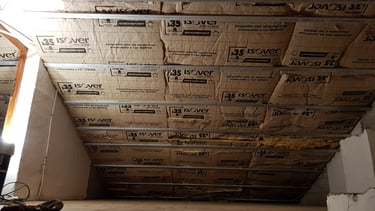 Isolation en laine de verre en rampant de toiture.